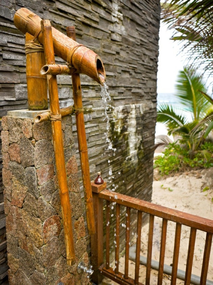 bambou-sec-fontaine-vue-sur-mer-sable-mur-en-pierres
