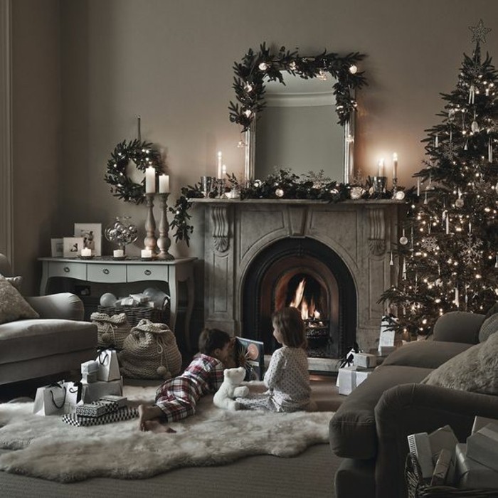 Brillant sapin de noël décoré joliment pour trouver les cadeaux belle-decoration-enfants-ouvrir-les-cadeaux-ravissante-decoration-sapin-sapin-de-noel-deco