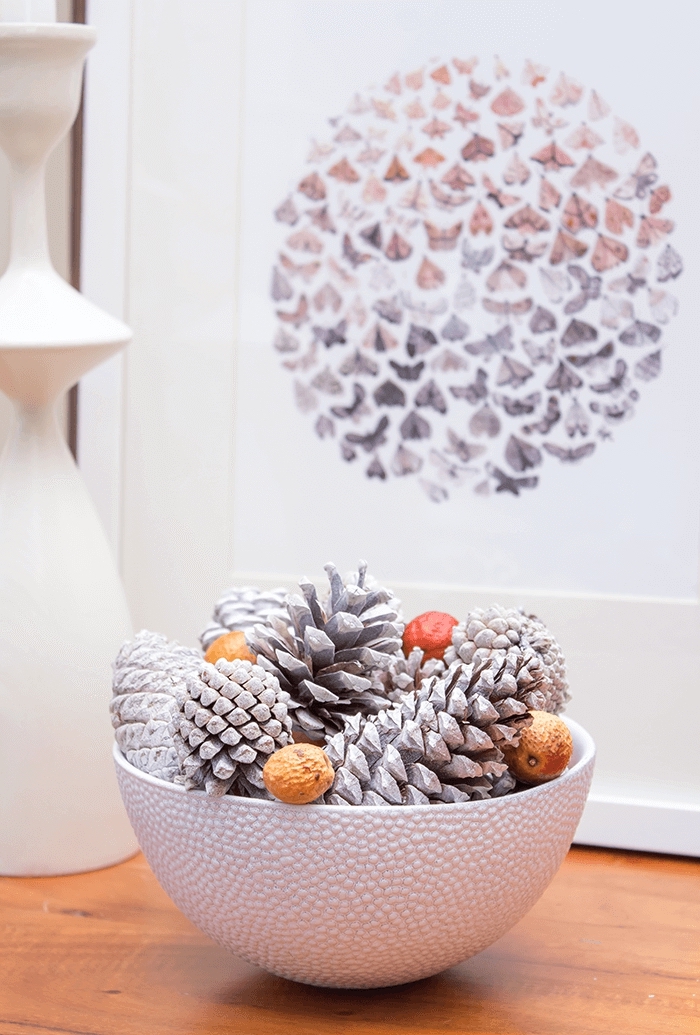 decoration pomme de pin à réaliser facilement, idée bol rempli de pommes de pin colorées en blanc, objet déco Noël DIY