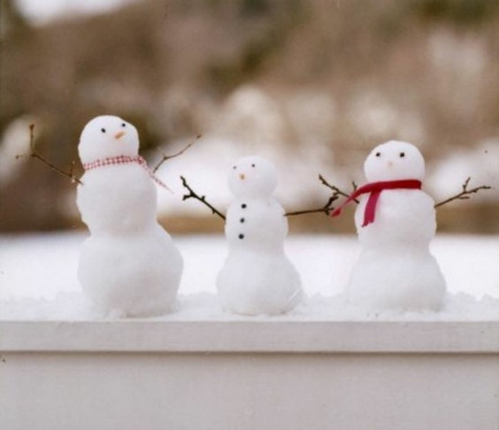 bonhomme-de-neige-a-fabriquer-cool-idee-activite-dehors-adorables-petits