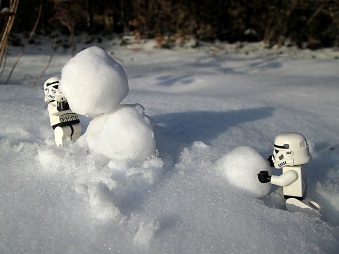 bonhomme-de-neige-a-fabriquer-cool-idee-activite-dehors-cool-stormstrooper-aid