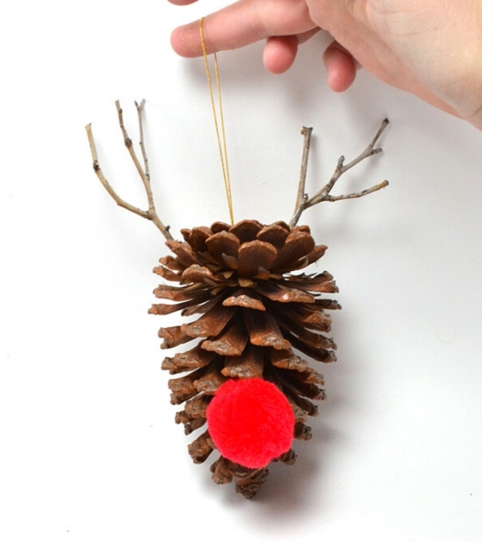 diy création Noël en pomme de pin, idée bricolage pomme de pin maternelle, ornement de sapin en forme de cerf fait main