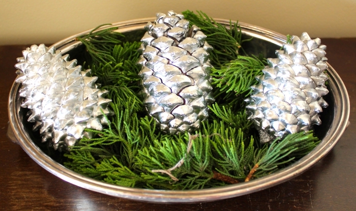 idée pomme de pin deco noel facile, exemple comment décorer une table de Noël avec plateau décoratif en pommes de pin