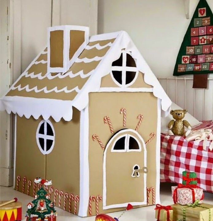 cabane-en-carton-beige-avec-des-elements-blanc-sur-la-toiture-imitant-de-la-neige-une-ambiance-hivernal-maisonnette-enfant-pour-noel