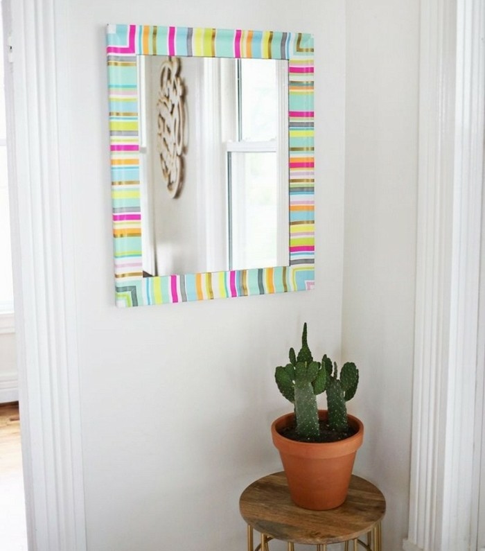 cadre-miroir-decore-de-bandes-multicolores-de-ruban-adhesif-masking-tape-idees-pour-l-interieur