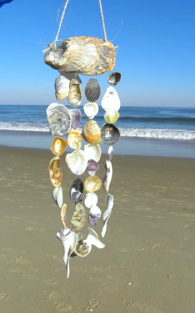 carillon de coquillages sur la plage ciel bleu sable