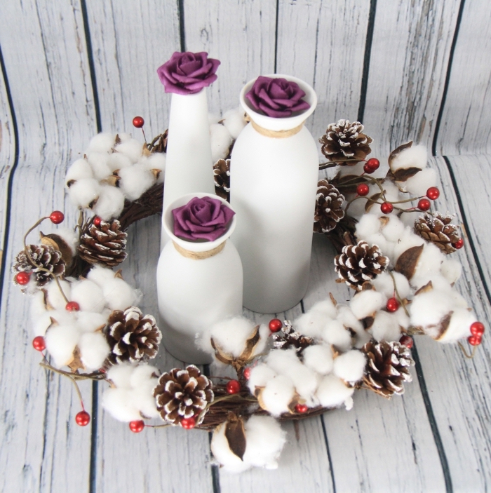 idée bricolage noel facile, décoration de table de noel avec vases blancs, diy couronne de Noël en pommes de pin et coton