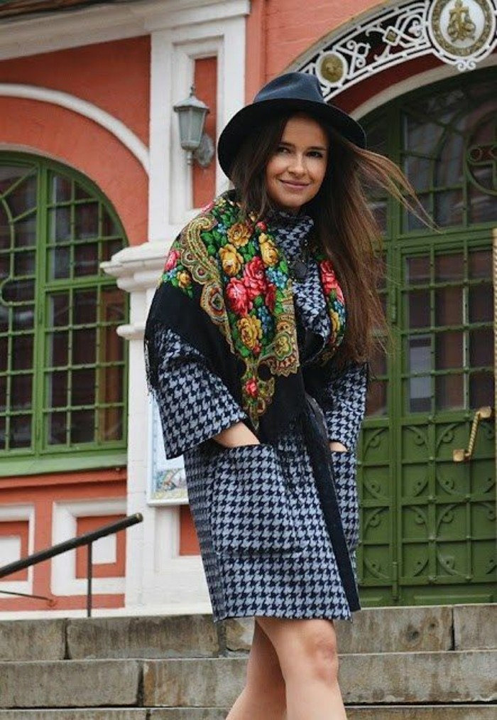 chale-en-laine-a-motifs-russes-traditionnels-manteau-en-laine-et-chapeau-a-longs-bords