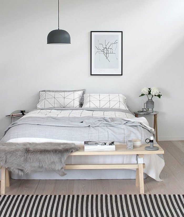 chambre-a-coucher-complete-lit-en-bois-clair-sol-en-parquet-couverture-de-lit-gris