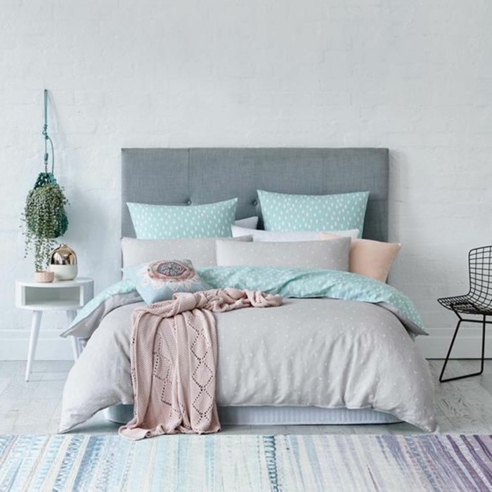 chambre-a-coucher-pas-cher-couleurs-d-ete-tapis-en-blanc-et-bleu-clair-couverture-de-lit