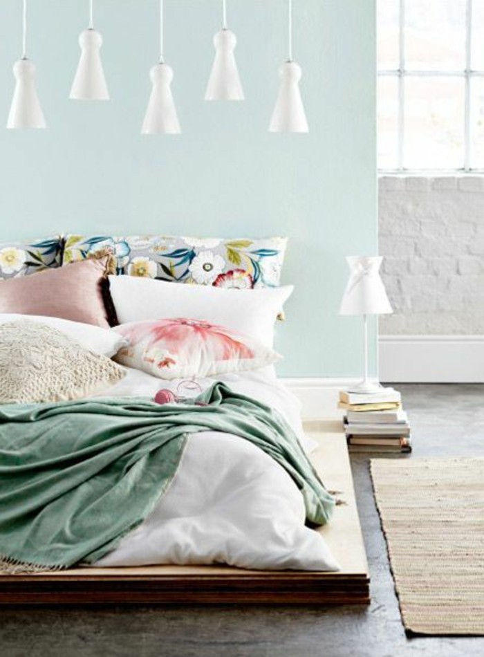 chambre-adulte-complete-mur-en-bleu-clair-coussins-de-lit-colores-tapis-beige