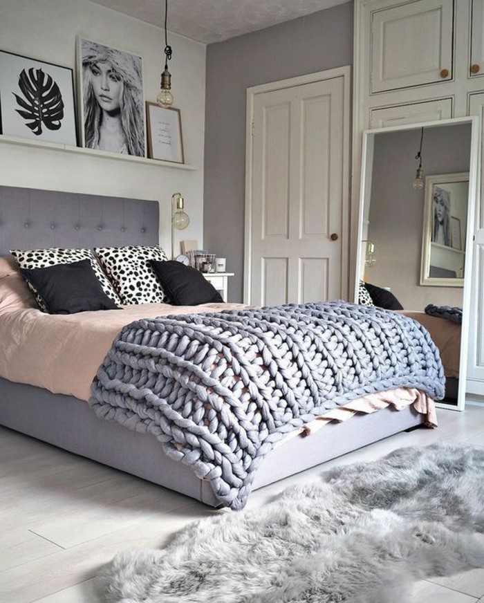 chambre-adulte-complete-tete-de-lit-gris-couverture-de-lit-tricotee-couleur-gris-tapis-fourrure-gris