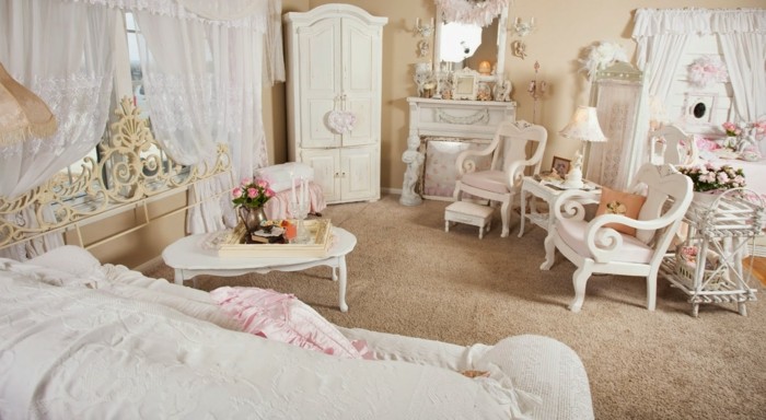 chambre-shabby-chic-miroir-voiles-blancs-chaises-cheminee-decorative