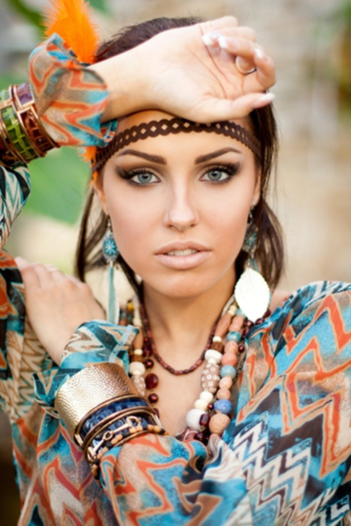 coiffure-avec-bandeau-chemise-multicolore-motifs-triangulaires-bracelets-accessoires-hippie