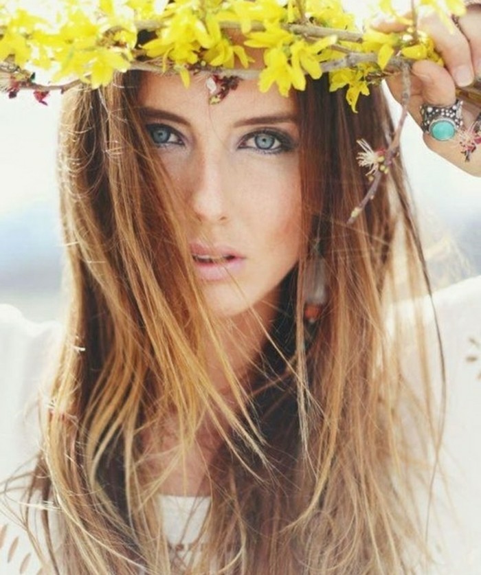 coiffure-avec-couronne-de-fleur-jaune-chemise-blanche-yeux-verts-bijoux-hippie