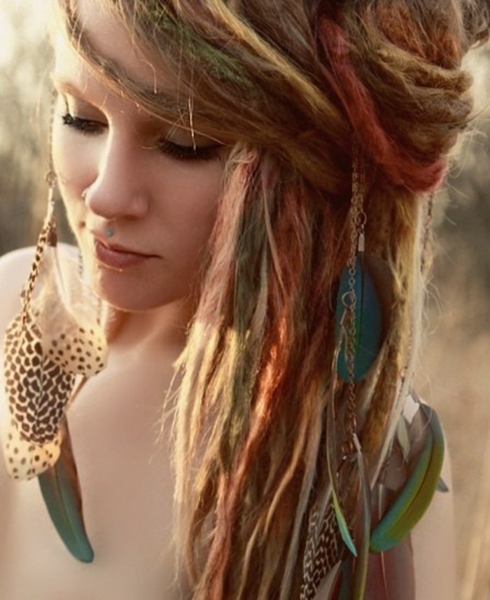 coiffure-hippie-dreadlocks-accessoires-a-plumes-meches-colores-coucher-de-soleil