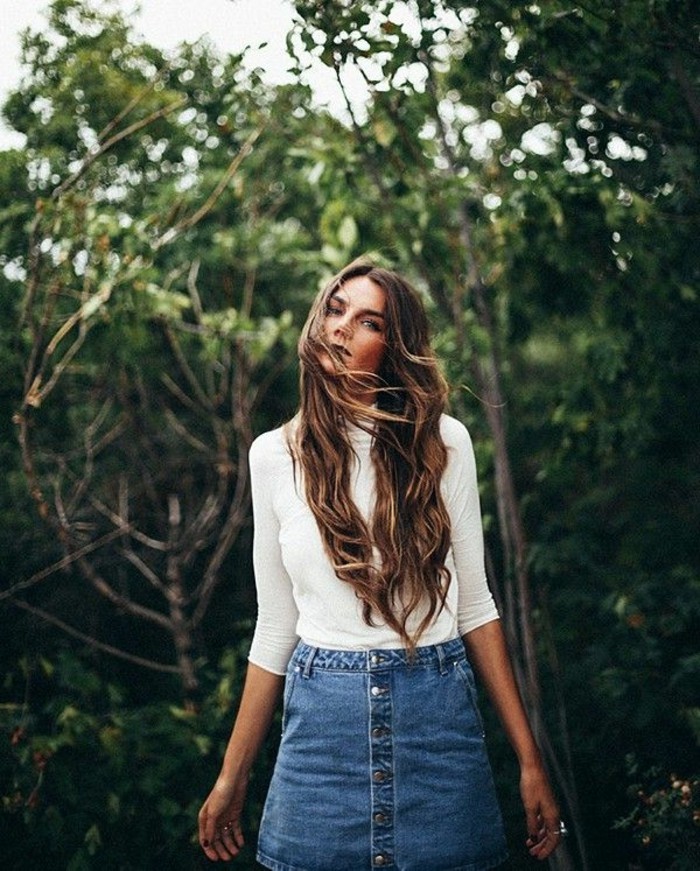 coiffure-hippie-jupe-en-jeans-chemise-blanche-femme-dans-la-foret-air-naturel
