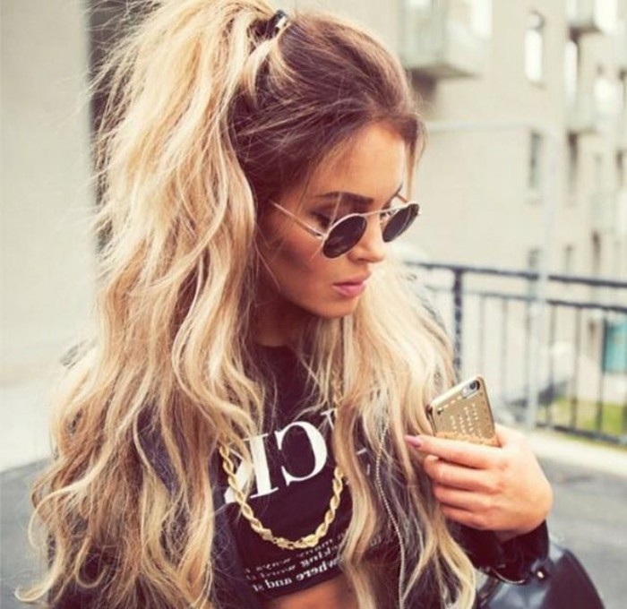 coiffure-hippie-moderne-accessoires-lunettes-de-soleil-portable-ongles-longs