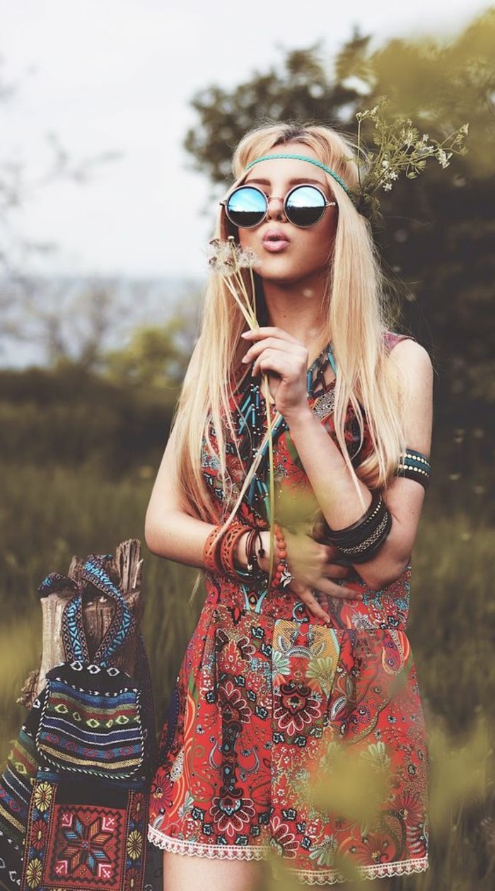 coiffure-hippie-sac-a-dos-en-motifs-ethniques-bracelets-lunettes-de-soleil-hippie-chic