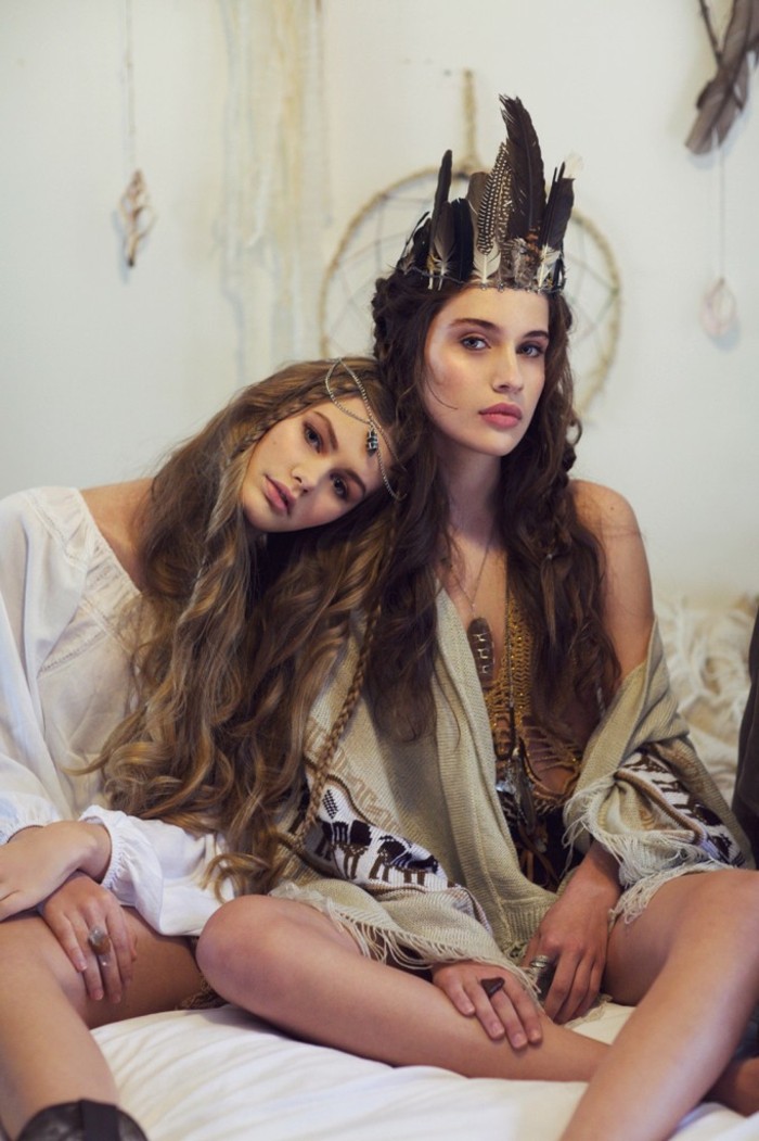 coiffure-hippie-soeurs-par-lesprit-accessoires-bijoux-plumes-bohemien-style