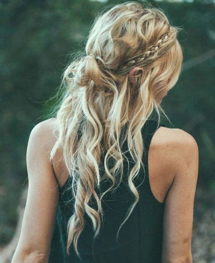 coiffure-tresse-cheveux-blonds-longs-esprit-libre-hippie-style-foret