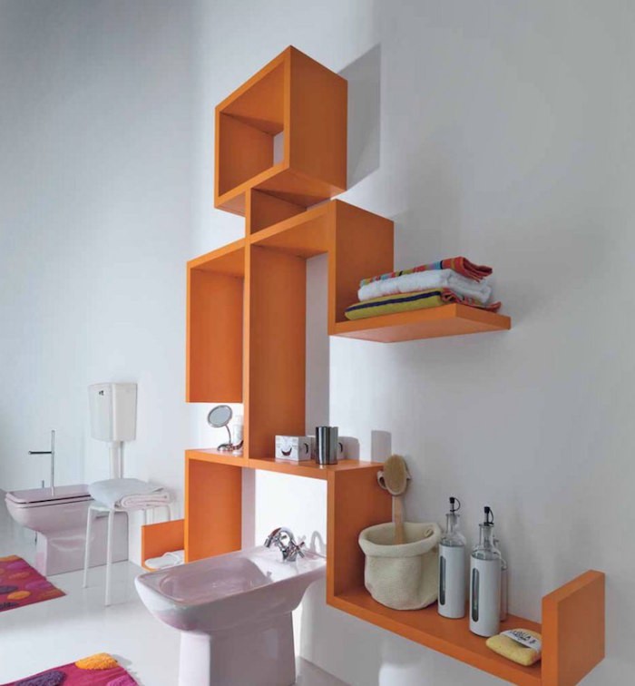 colonne-rangement-salle-de-bain-murale-design-orange-idee-deco-fixation-invisible-wc