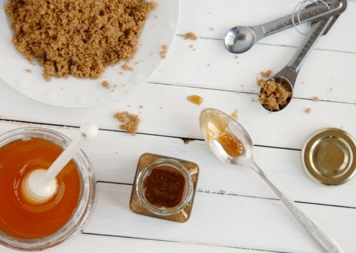 comment-faire-un-gommage-recette-facile-et-efficace-sucre-roux-et-miel