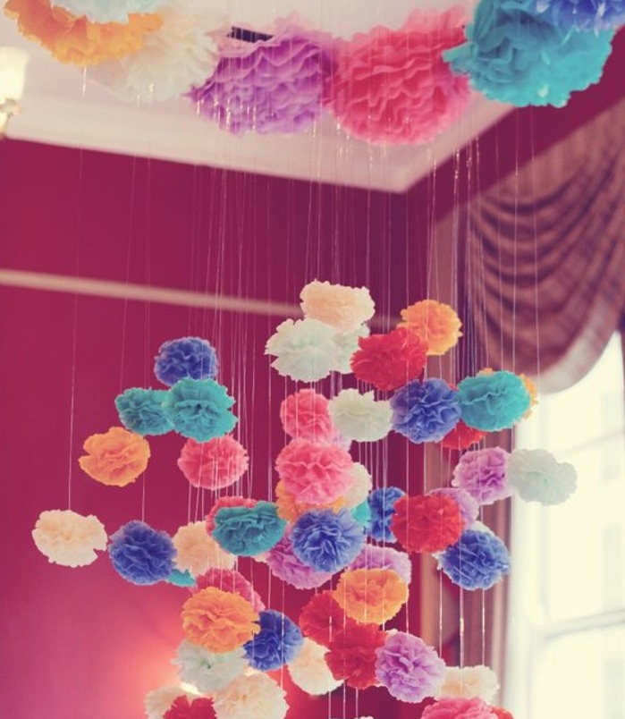 comment-faire-un-pompon-idee-pompon-papier-de-soie-plusieurs-gros-fleurs-sur-le-plafonds-et-petites-fleurs-suspendues