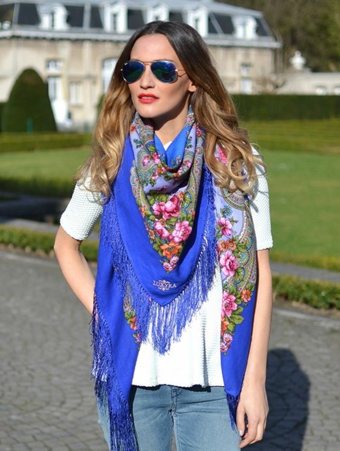 comment-porter-le-foulard-russe-en-printemps-chale-couleur-bleu-saphir