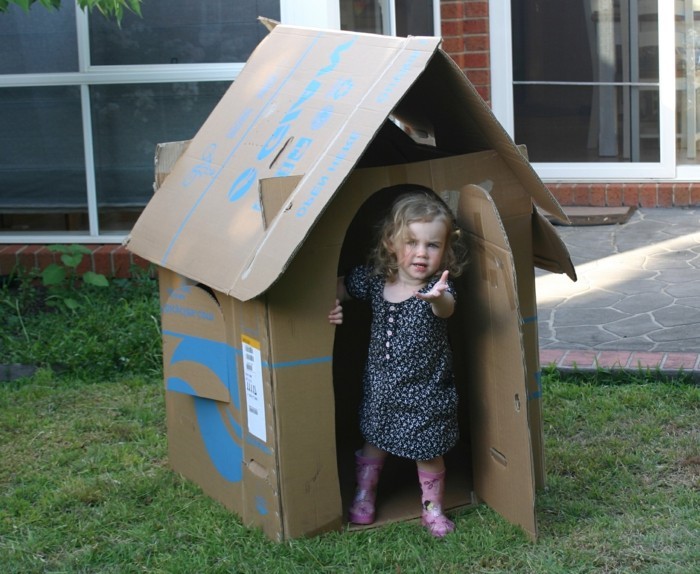 construire-une-cabane-enfant-en-carton-idee-diy-tres-simple-de-maisonnette-fabriquee-a-partir-de-carton-recup