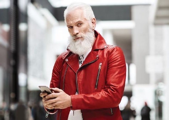 costume-de-pere-noel-moderne-veste-cuir-rouge-barbe-homme-blanche