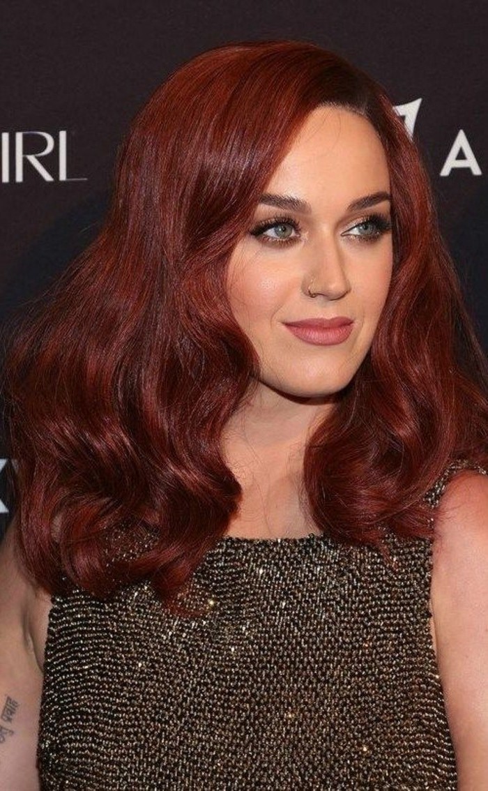 couleur-acajou-rouge-ondulations-et-cheveux-jusquaux-epaules