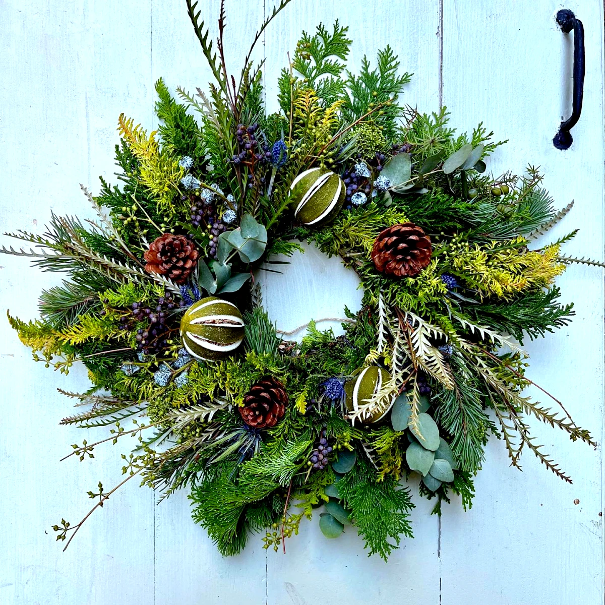 couronne de noel avec des materiaux naturels