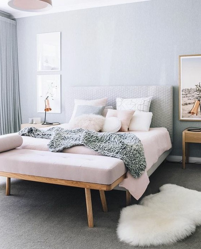 couverture-de-lit-rose-pastel-tapis-en-fourrure-blanc-rideuax-gris-long-decoration-chambre-a-coucher