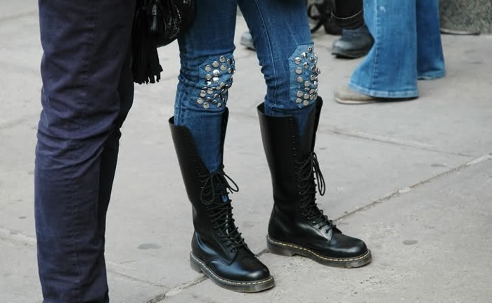 customiser-un-jean-faire-une-decoration-simple-sur-les-genoux-avec-des-studs-combiner-avec-des-bottes-noires