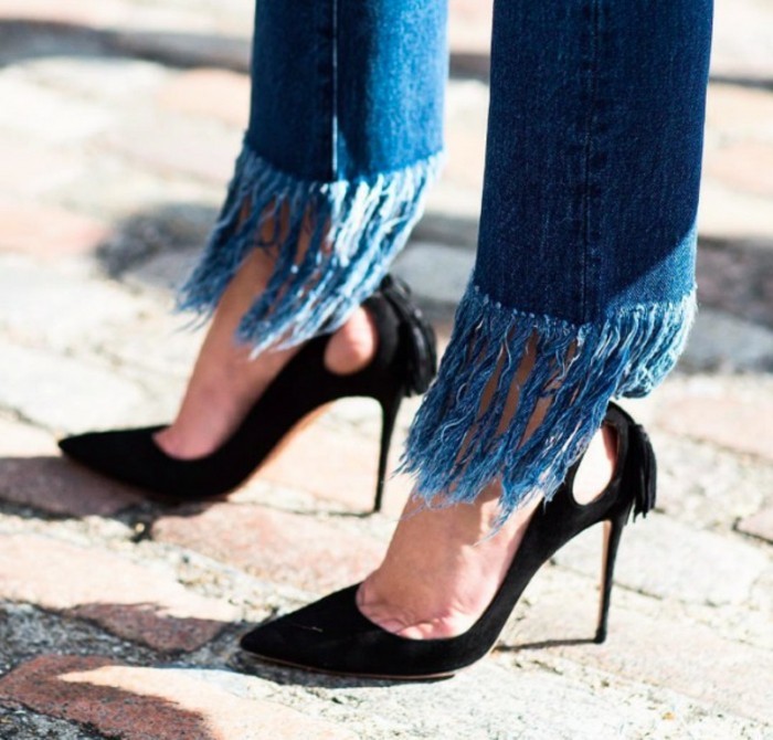 customiser-vetement-jeans-a-ourlets-effiloches-chaussure-noires-a-talon-air-elegant