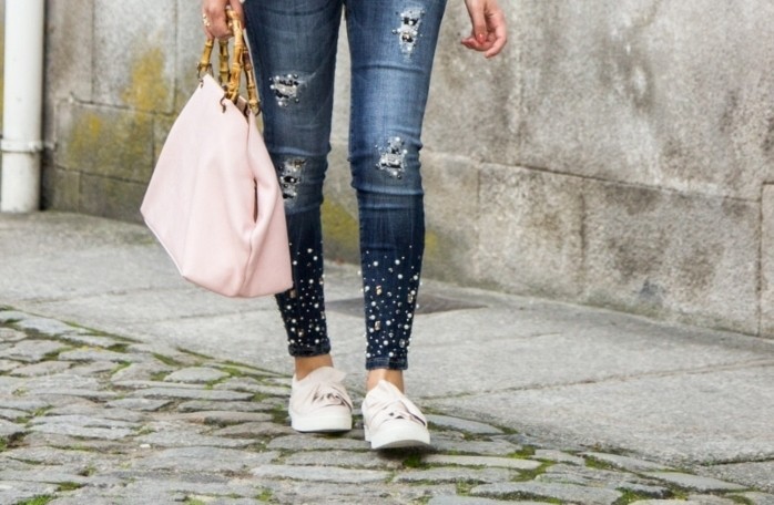 customiser-vetement-paire-de-jeans-personnalisee-sac-a-main-rose-modele-pour-chaque-jour