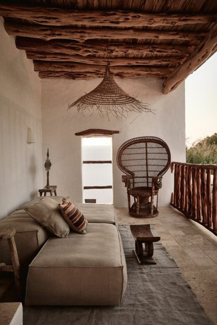 deco-africaine-chaise-ethnique-lustre-africaine-plafond-en-bois