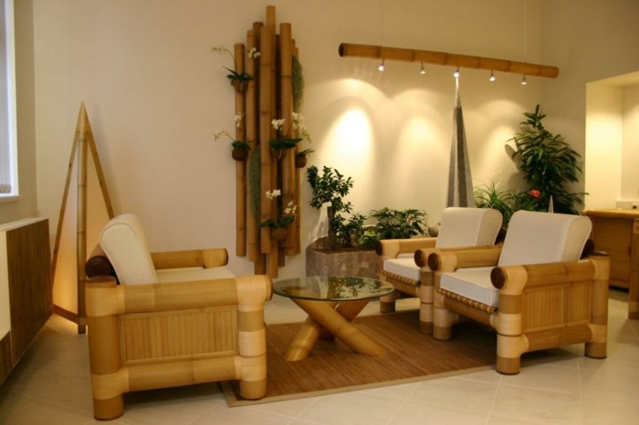 deco-bambou-air-exotique-meubles-en-bois-carrelage-mur-blancs-plantes