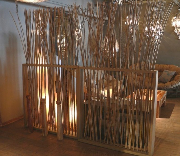deco-bambou-mur-salon-lampes-fauteuil-et-canape-table-en-bois