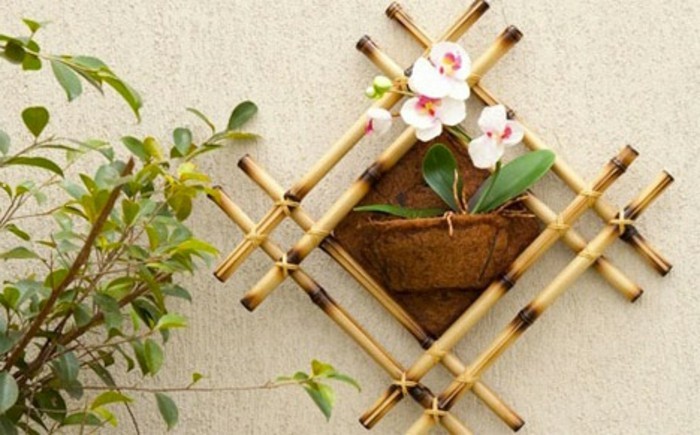 deco-bambou-murale-fleurs-artificielles-jardin-idee-facile-diy