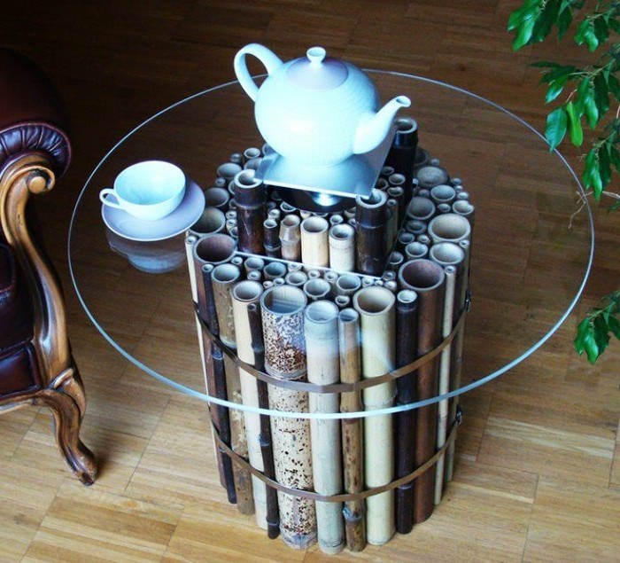 deco-bambou-table-en-verre-boire-du-cafe-tasse-fauteil-en-cuir