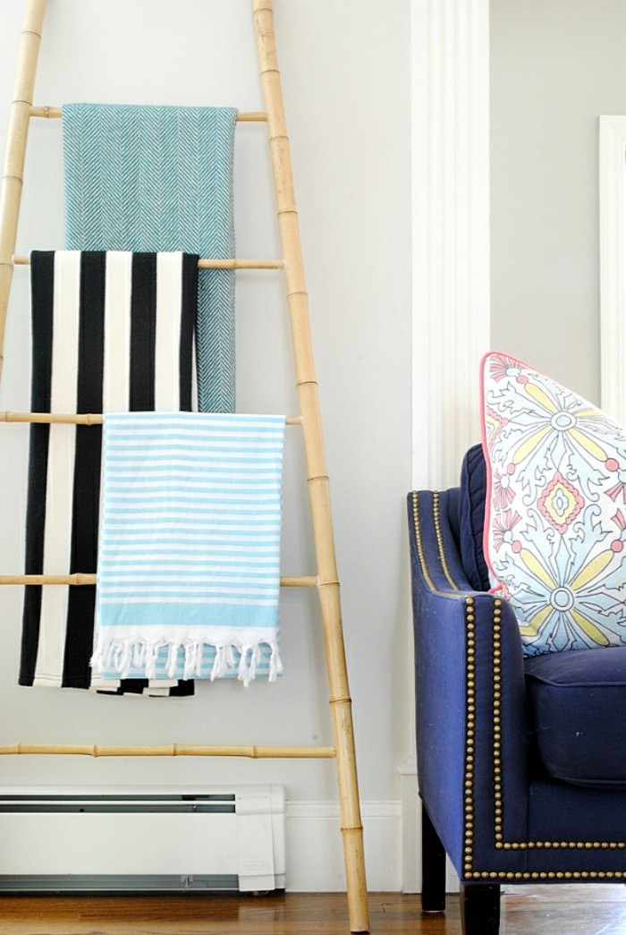 deco-bambou-echelle-decorative-a-serviettes-fauteuil-en-bleu-coussin-multicolore