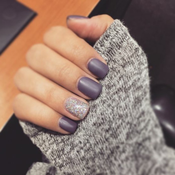 deco-ongles-hiver-violet-brillant-mat-blouse-en-gris