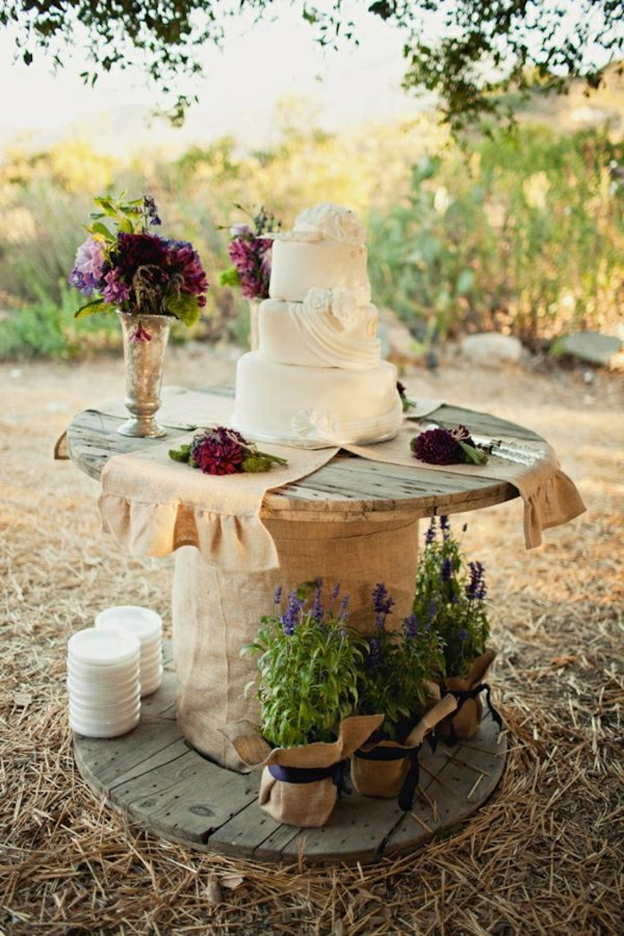 deco-pour-mariage-table-en-touret-avec-un-gateau-et-fleurs-comme-decoration-mariage-shabby-chic-resized