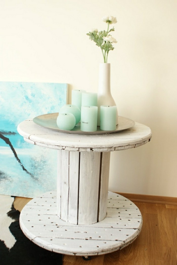 decor-artistique-minimaliste-tablebasse-touret-a-faire-soi-meme-bougies-et-vase-de-fleurs-comme-deco-resized