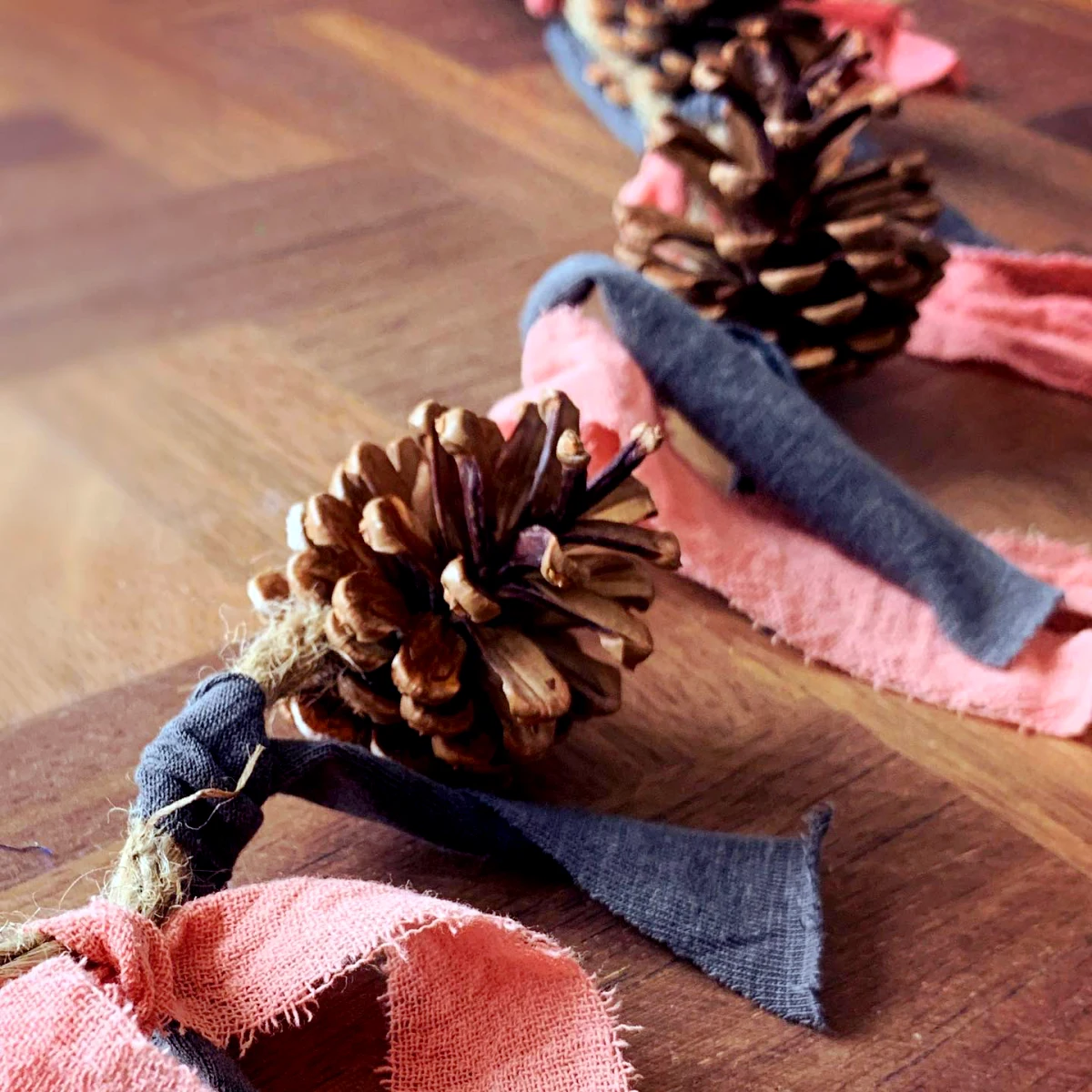 decoration de noel a faire a la maison avec des pommes de pin et des morceaux de tissu