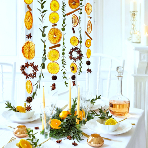 decoration de table avec des guirlandes de noel avec des oranges