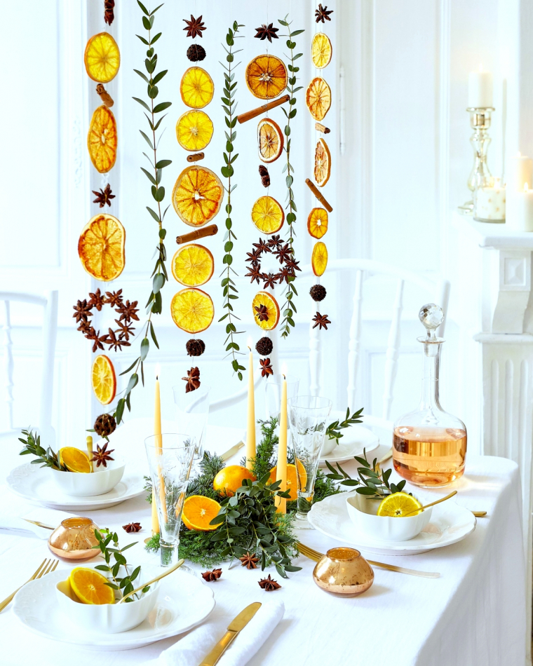 decoration de table avec des guirlandes de noel avec des oranges