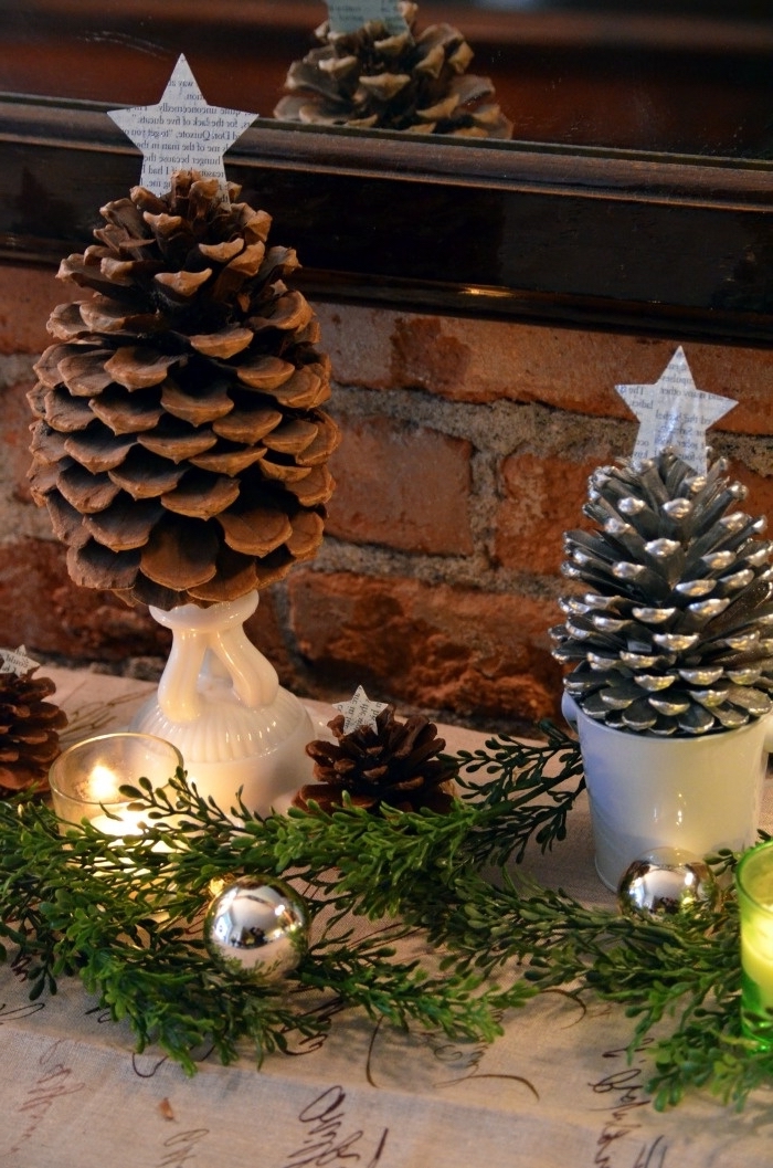que peut on faire avec des pommes de pin, idée déco de cheminée pour Noël avec mini sapins en pommes de pin